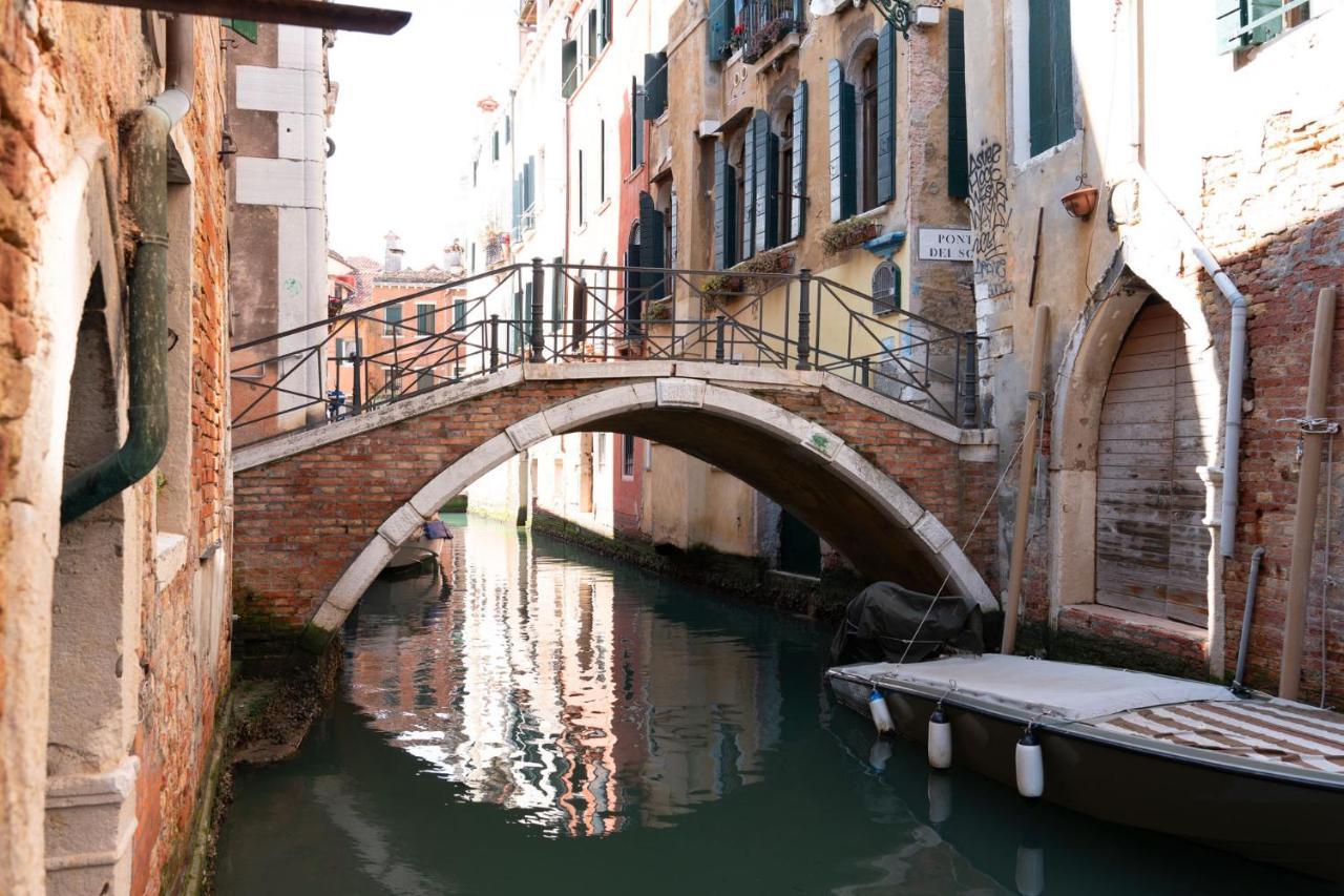 Casa Al Ponte Scudi - 4 Windows On The Canal Venesia Bagian luar foto